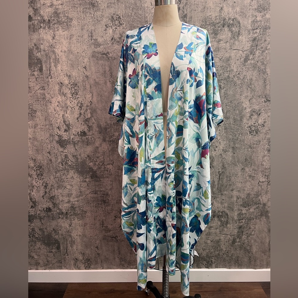 BEAUTIFUL SILKY SUMMER WATERCOLOR FLORAL COVER-UP. BEACH * KIMONO* PONCHO* WRAP